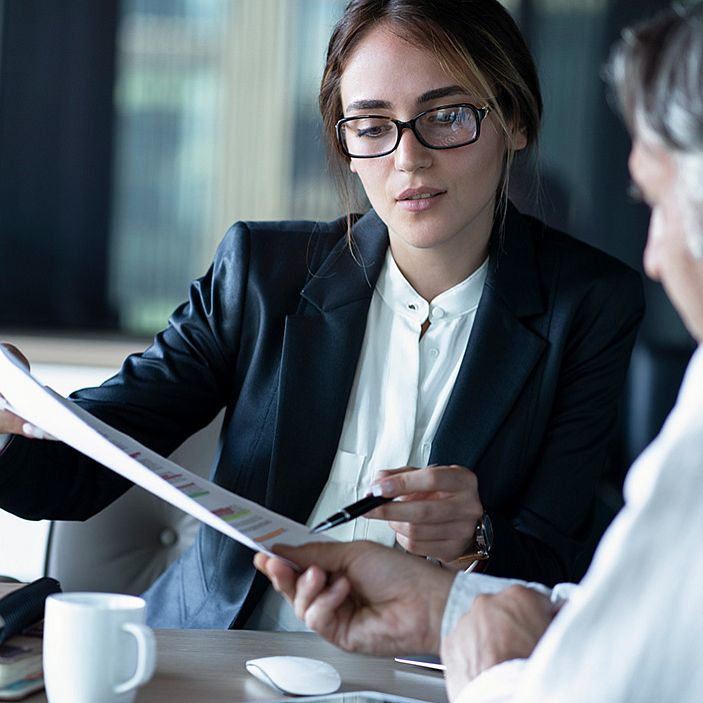 zwei personen besprechen eine geschäftsangelegenheit