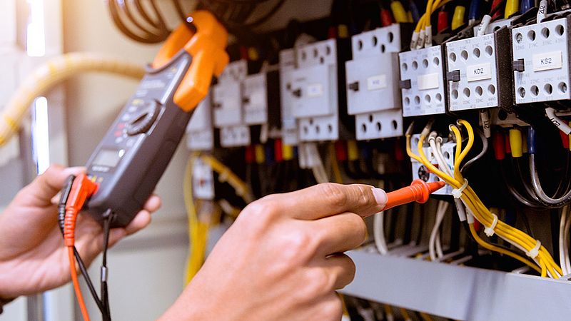 innenansicht eines stromkasten