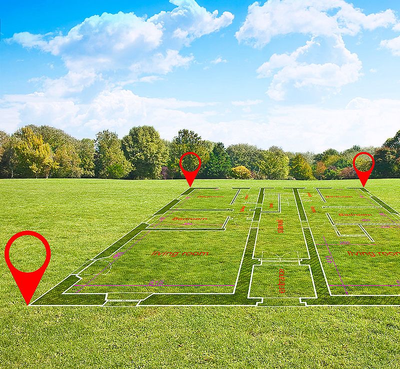 ein bauplan auf einer grünen wiese