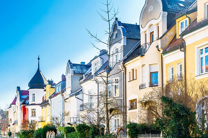 häuserreihe in merseburg unter freiem blauen himmel