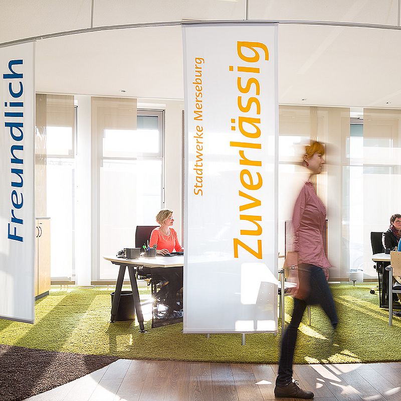 eine frau läuft durch ein böroraum