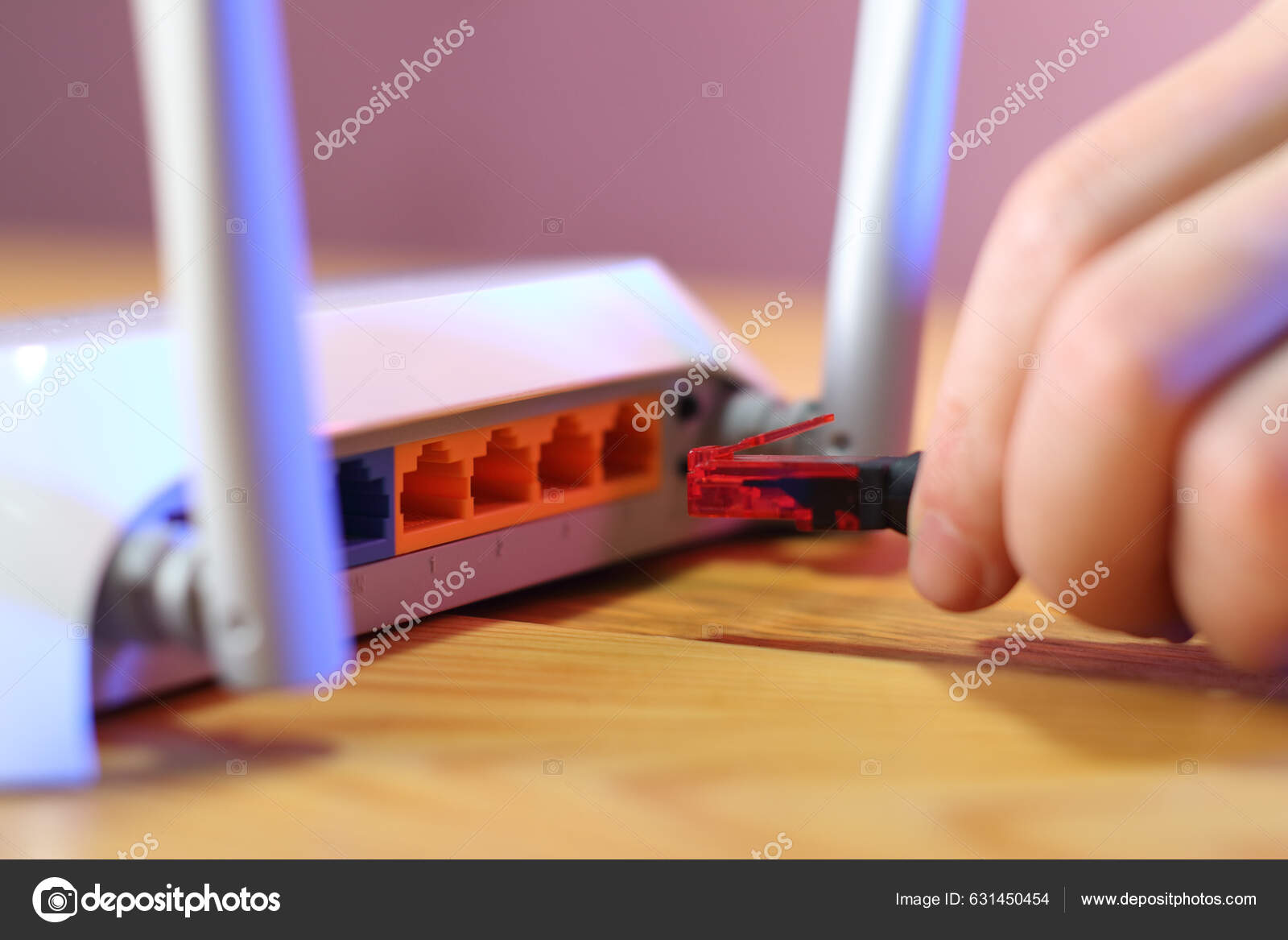 eine hand steckt ein kabel in einen router